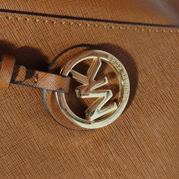 Michael Kors Womens Jet Set Zip Saffiano Leather Tote Shoulder Bag Brown Medium - Picture 2 of 8